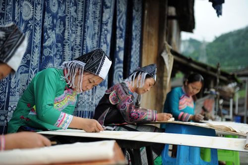 6月22日,贵州省榕江县三江乡分从村村民在制作蜡染产品.